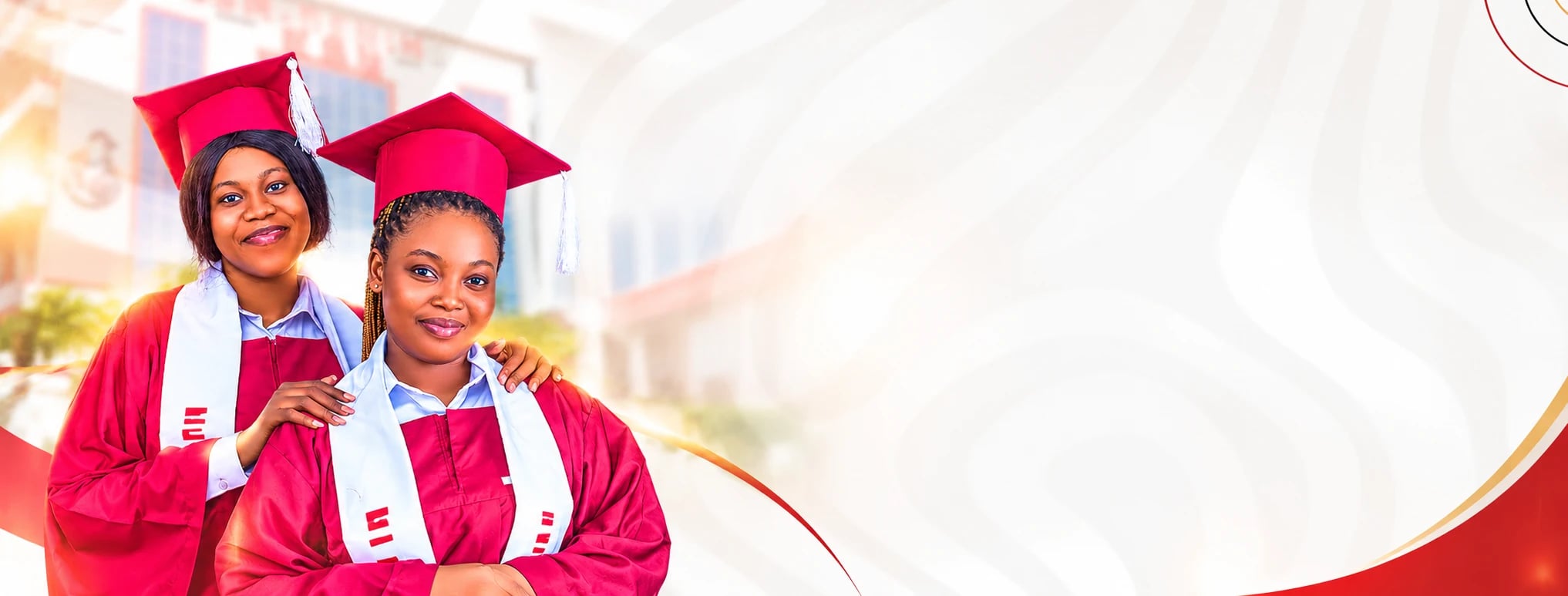 Deux diplômées d’ESM-BÉNIN en tenue de cérémonie devant le bâtiment de l’école