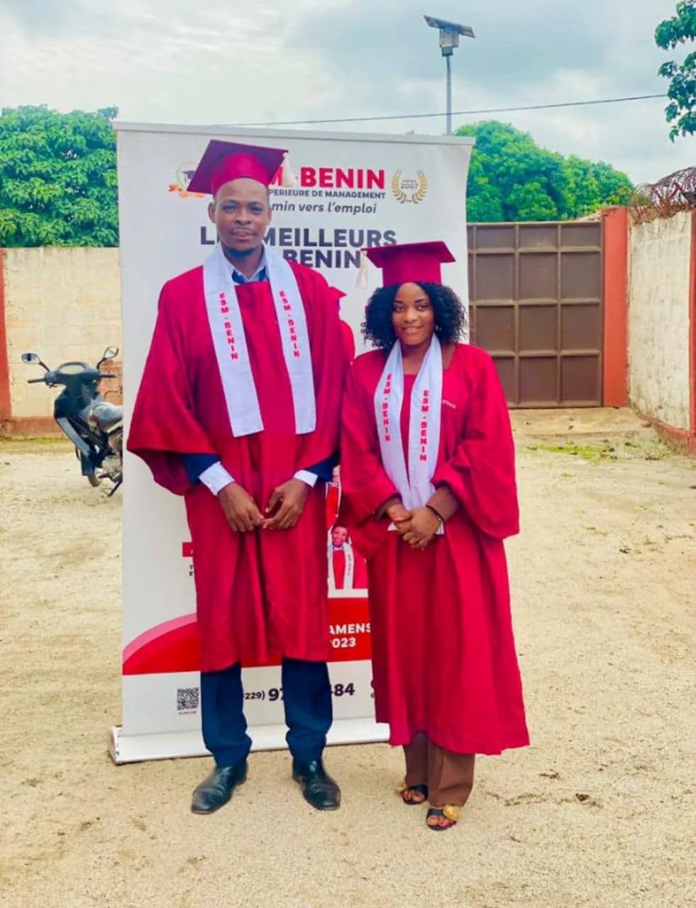 Deux diplômés d’ESM-Bénin réunis après leur cérémonie